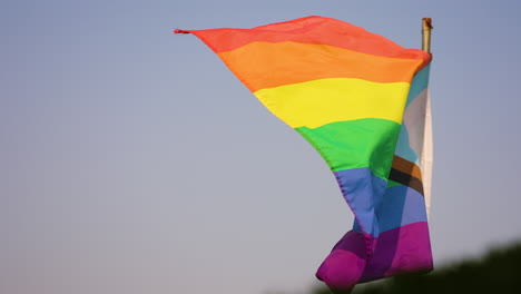Zeitlupenaufnahme-Einer-Transgender--Und-LGBTQ-Flagge,-Die-Im-Wind-Weht