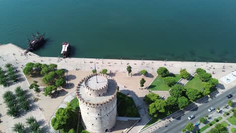Luftaufnahme-Des-Weißen-Turms-In-Thessaloniki,-Griechenland-Bei-Tageslicht---4K-Drohnenaufnahmen