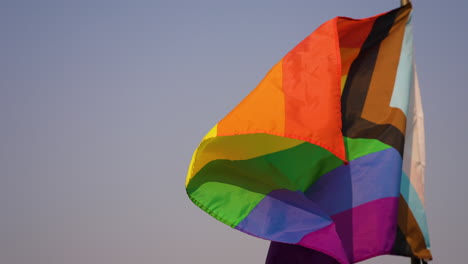 Zeitlupenaufnahme-Der-Regenbogen-LGBTQ-Flagge,-Die-Am-Canon-Beach-Im-Wind-Weht