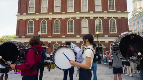 Zeitlupenaufnahme-Von-Trommlern,-Die-Vor-Einer-Menschenmenge-In-Den-Straßen-Von-Boston-Musik-Spielen