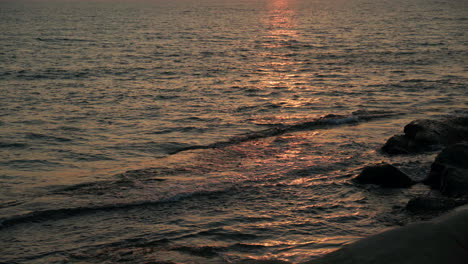 Meerwasserwellen-Krachen-Bei-Sonnenuntergang-Am-Strand