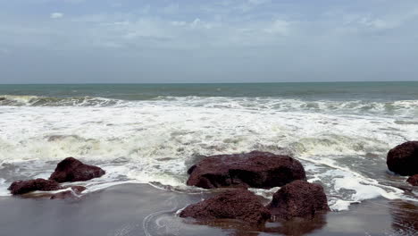 Meereswellen-Krachen-Auf-Einen-Felsen-Am-Cola-Beach,-Goa,-Indien