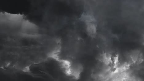 view-in-the-dark-sky-of-Heavy-Lightning-Storm