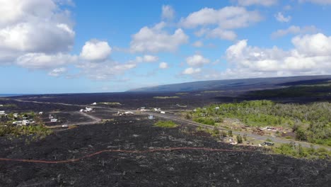 Kalapana-Gemeinschaft-Von-Oben-Gesehen-Mit-Lavafeldern-Und-Vulkan-Im-Hintergrund,-Hawaii-Insel