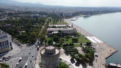 Weißer-Turm-Von-Thessaloniki:-Majestätisches-Stadtbild-In-4K-Luftbildvideo