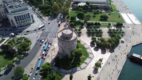 Tagsüber-Drohnenaufnahmen-Des-Berühmten-Weißen-Turms-In-Thessaloniki,-Griechenland
