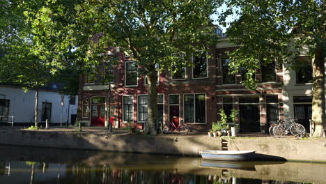 Canal-Houses-At-Lage-Gouwe-Street-During-Sunny-Afternoon-In-Gouda-Old-Town,-South-Holland,-Netherlands
