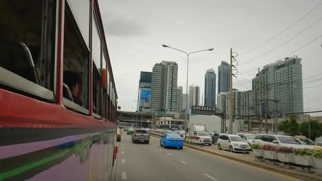Thai-City-Bus-Transporting-Passengers-In-Bangkok,-Thailand