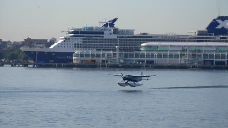 Wasserflugzeug-Fliegt-Tief-über-Dem-Wasser-Des-Hafens-Von-Vancouver-In-Zeitlupe