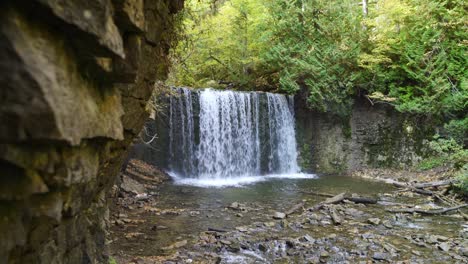 Ein-Kleiner-Wasserfall-Und-Ein-Flussbett,-Eingebettet-In-Einem-Wald-In-Milton,-Ontario,-Im-Sommer