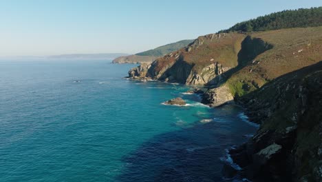 Ein-Schöner-Küstenblick-Auf-Die-Ruhigen-Wellen-Bei-Malpica,-Spanien-–-Drohne-Fliegt-Vorwärts