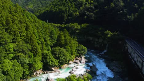 Luftaufnahme-Der-Bergflüsse-Shikoku-Und-Kochi-4k