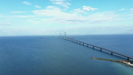 Feste-Brücke-über-Den-Großen-Belt,-Die-Die-Meerenge-Zwischen-Den-Inseln-Neuseelands-Und-Fünen-In-Dänemark-überquert-–-Atemberaubende-Luftaufnahmen-Mit-Blauem-Himmelshintergrund