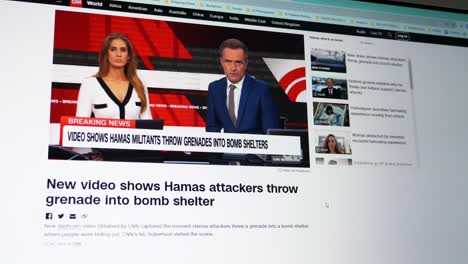 Hören-Und-Beobachten-Der-CNN-Nachrichten-über-Hamas-Angreifer,-Die-Eine-Granate-In-Einen-Der-Israelischen-Luftschutzbunker-Werfen
