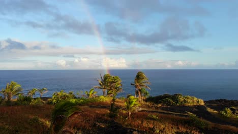 Einsamer-Regenbogen,-Der-Direkt-Vor-Den-Klippen-Des-Ozeans-Auf-Der-Insel-Hawaii-Landet