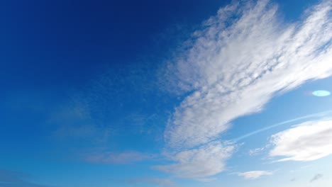 Beruhigender-Blauer-Himmelshintergrund-Mit-Sich-Langsam-Bewegenden-Zirruswolken
