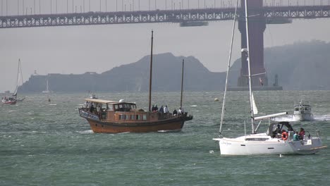 Barco-Pirata-Pasando-Por-La-Bahía