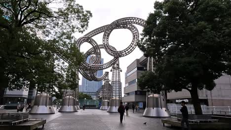 Wunderschöne-Achterbahn-Kunststruktur-In-Yokohama,-Japan