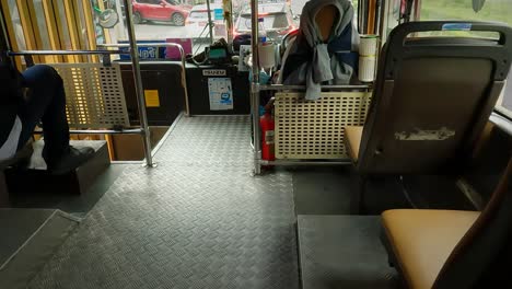POV-De-Pasajero-Sentado-En-Un-Autobús-Urbano-Local-En-Bangkok,-Tailandia