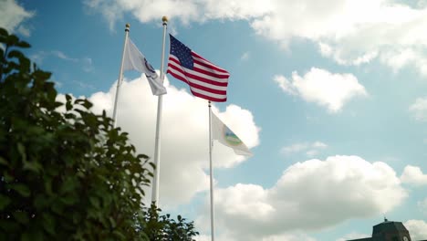 Bandera-De-Estados-Unidos-Ondeando-Fuera-Del-Ayuntamiento-En-Un-Día-Soleado-De-Verano