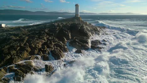 Aguas-Turbulentas-Rompiendo-En-La-Costa-Rocosa-Del-Faro-De-Cabo-Roncudo-En-Corme,-Coruña,-España
