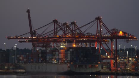 Voll-Beladenes-Cosco-Containerschiff,-Das-Statisch-Am-Hafen-Angedockt-Ist