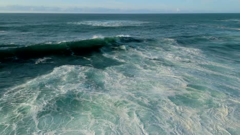 Meereslandschaft-Mit-Riesigen,-Schaumigen-Wellen,-Die-An-Die-Küste-Rollen