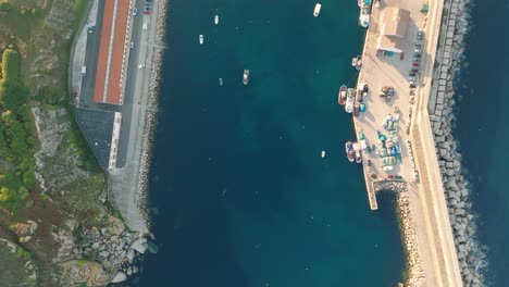 Fischerboote-Schwimmen-Tagsüber-Im-Hafen-Von-Malpica-In-Coruña,-Spanien