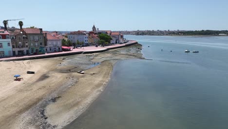 Drone-shot-from-the-beach-promenade-in-Seixal,-Portugal