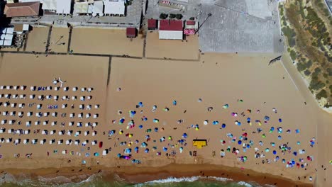Drone-top-shot-ov-large-beach,-moving-sideways