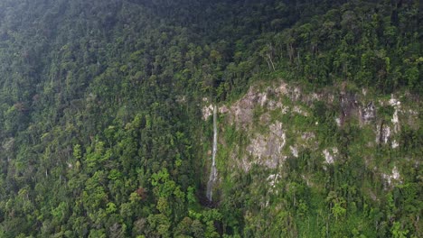 Aerial-view-of-tall-Honduras-mountain-waterfall:-Cascada-el-Bejuco