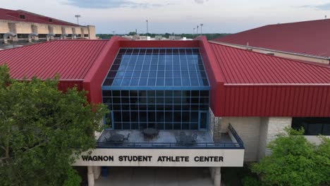Centro-De-Atletas-Estudiantiles-Wagnon-De-La-Universidad-De-Kansas.