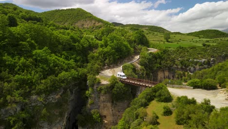 Fahrt-Auf-Die-Osumi-Canyon-Brücke,-Albanien