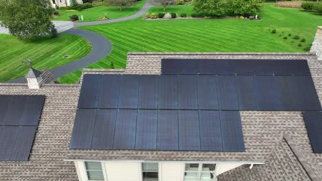 Sonnenkollektoren-Auf-Dem-Amerikanischen-Dach-Eines-Hauses-Mit-Gepflegtem-Rasen-Mit-Streifen
