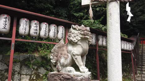 Lion-Statue-in-Kyoto-Shrine-Entrance,-Sculpture-of-Temple-Guardian-Japan,-Japanese-Travel-Destination