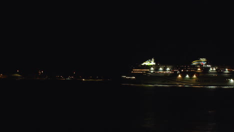 Ein-Großes-Kreuzfahrtschiff-Legt-Nachts-Mit-Eingeschaltetem-Licht-An