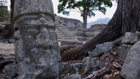 Cabeza-De-Piedra-Tallada-En-El-Cementerio-Maya-En-Las-Antiguas-Ruinas-De-Copan-En-Honduras