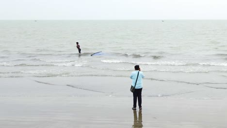 Photographer's-lens-on-traditional-Net-Fishing-at-Kuakata-sea-beach,-Bangladesh