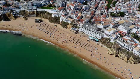 Toma-De-Drone-Desde-Lo-Alto,-Filmando-La-Playa-En-Albufeira,-Portugal.