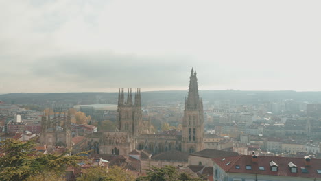Atemberaubender-Blick-Auf-Die-Stadtlandschaft-Von-Burgos-Mit-Der-Berühmten-Kathedrale-Im-Hintergrund