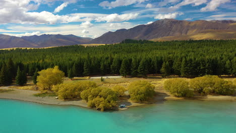 Malerische-Drohnenaufnahme-Aus-Der-Luft-Auf-Das-Türkisfarbene-Wasser-Des-Pukaki-Sees-In-Der-Berglandschaft-Neuseelands