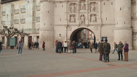 Tourists-gather-at-Arco-de-Santa-María,-a-historic-gate-in-Burgos,-Spain