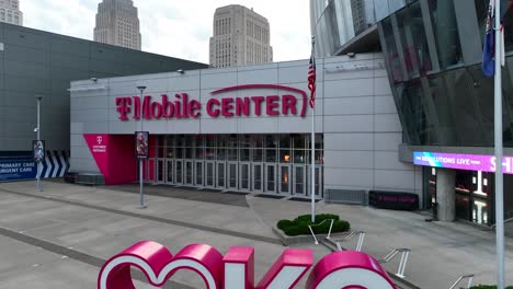 T-Mobile-Center-in-Kansas-City,-USA,-with-iconic-'Love-KC'-sculpture