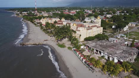 Old-and-new-beach-resorts-on-Caribbean-sea-at-La-Ceiba,-Honduras