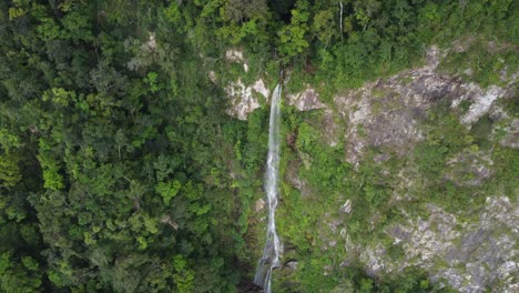 Aerial-Tilt:-Cascada-El-Bejuco-Waterfall-On-Jungle-Cliff-In-Honduras