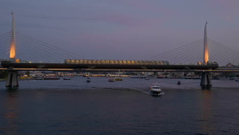 Am-Abend-Fährt-Die-Fähre-Unter-Der-Beleuchteten-U-Bahn-Brücke-Mit-Dem-Goldenen-Horn-In-Istanbul