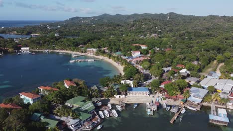 Aerial-dolly:-Sunny-Caribbean-sea-shore-on-beautiful-Roatan,-Honduras