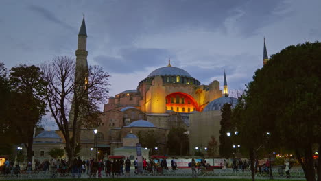 Tourist-In-Der-Hagia-Sophia-Im-Sultanahmet-Viertel-Von-Istanbul-Bei-Nacht