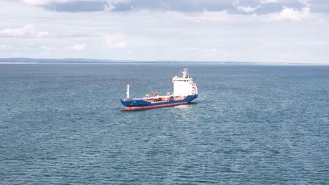 Barco-Amarrado-En-Solent-Frente-A-La-Isla-De-Wight-Drone,antena