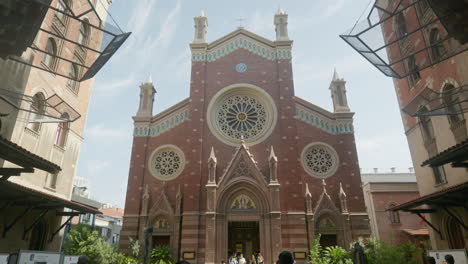 Menschen-Besuchen-Die-Größte-Katholische-Kirche-In-Der-Türkei